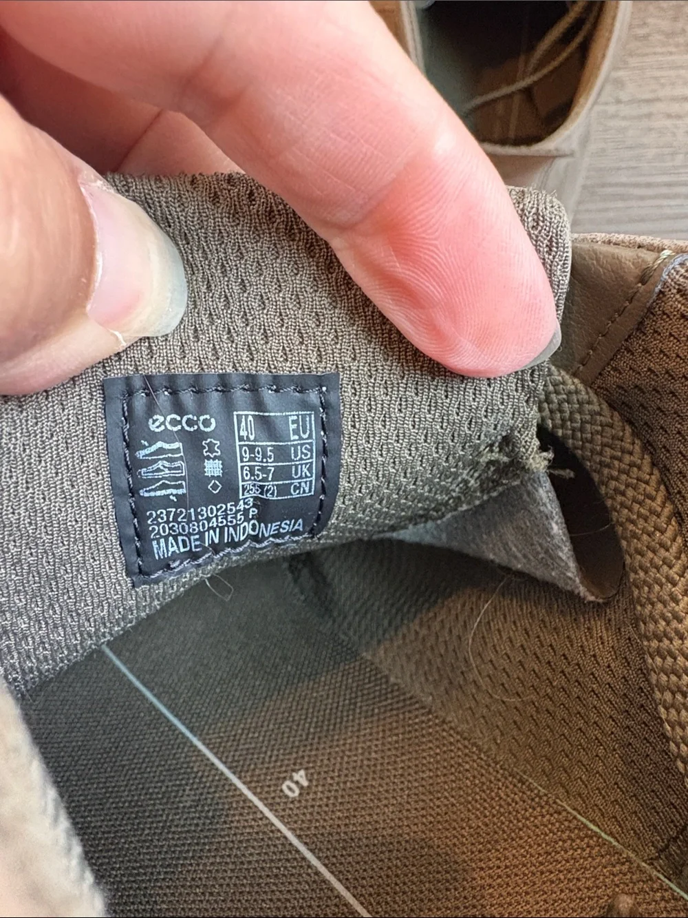 ECCO Chase II Bootie Hydromax Sneaker Women's 9/9.5 (40) Warm Gray Leather